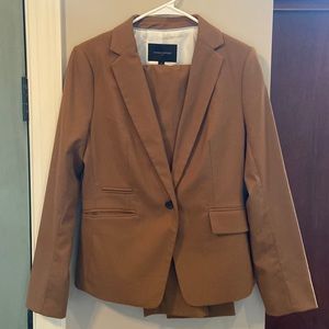Banana Republic Pant Suit. Great condition. Jacket size 6. Ryan pants size 4.